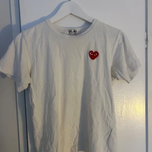Vit Comme des Garçons Play t-shirt - Vit t-shirt från Comme des Garçons   