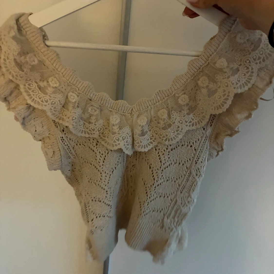 Beige spetsblus med volanger från Zara - 2