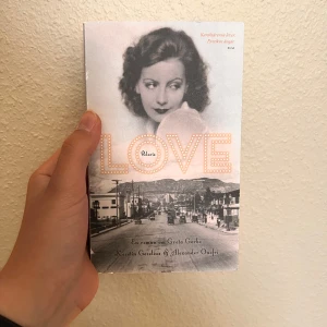 LOVE - En roman om Greta Garbo och hennes dramatiska väg till stjärnstatus i Hollywood. Boken bjuder på verkliga händelser, kärleksbrev, skandaler och en unik inblick i filmvärldens födelse på 1920-talet. Perfekt för dig som gillar film, historia och starka personligheter.