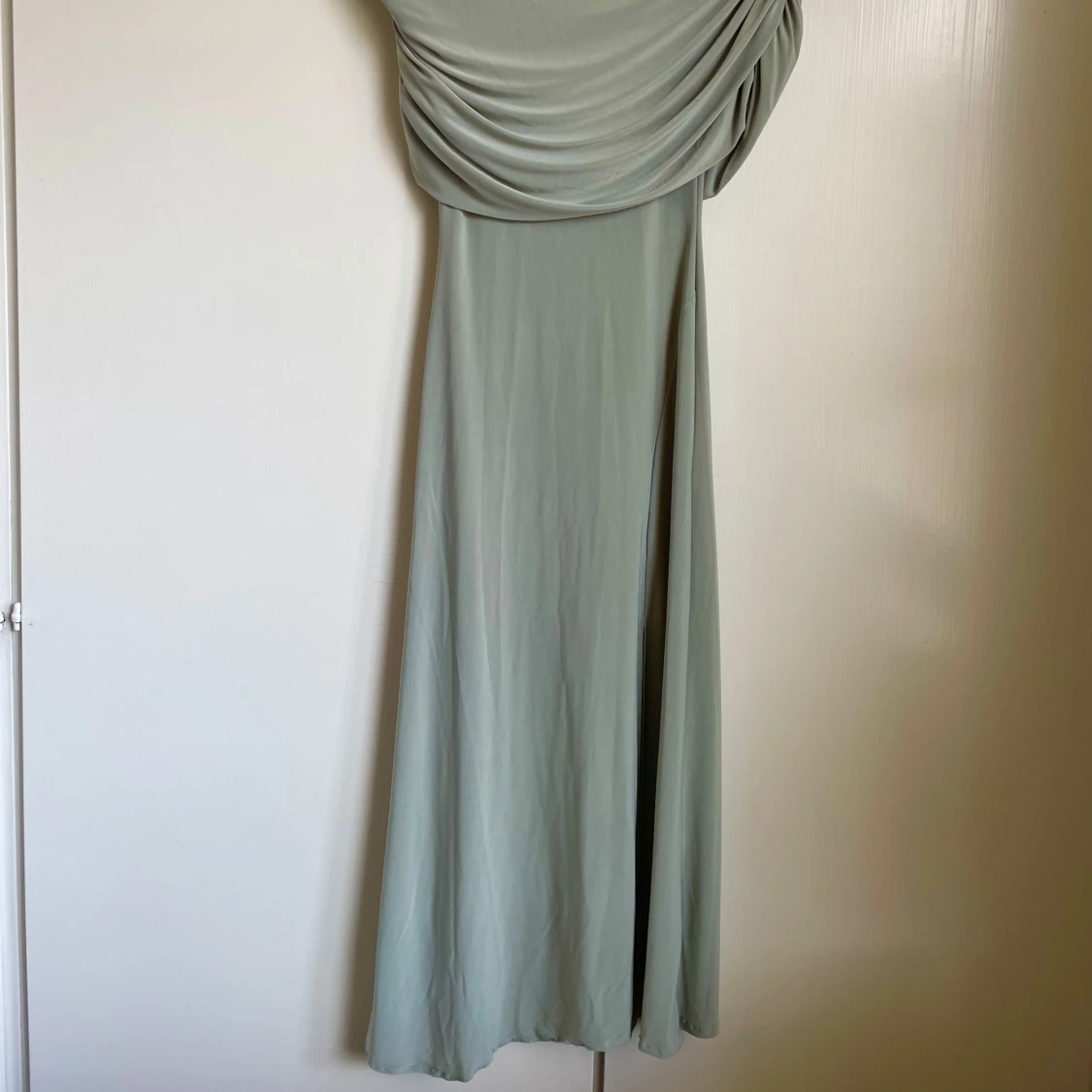 Ljusgrön långklänning med drapering - 1