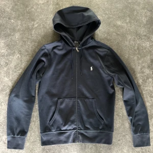 Polo Ralph Lauren zip  - Snygg mörkblå half zip från Polo Ralph Lauren | skicket är jätte bra Inga tecken på användning | köpt från zalando har även kvitto därifrån | bara att skriva ifall man undrar nått!😁