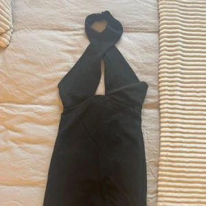 Svart glittrig klänning - Tajt svart glittrig klänning