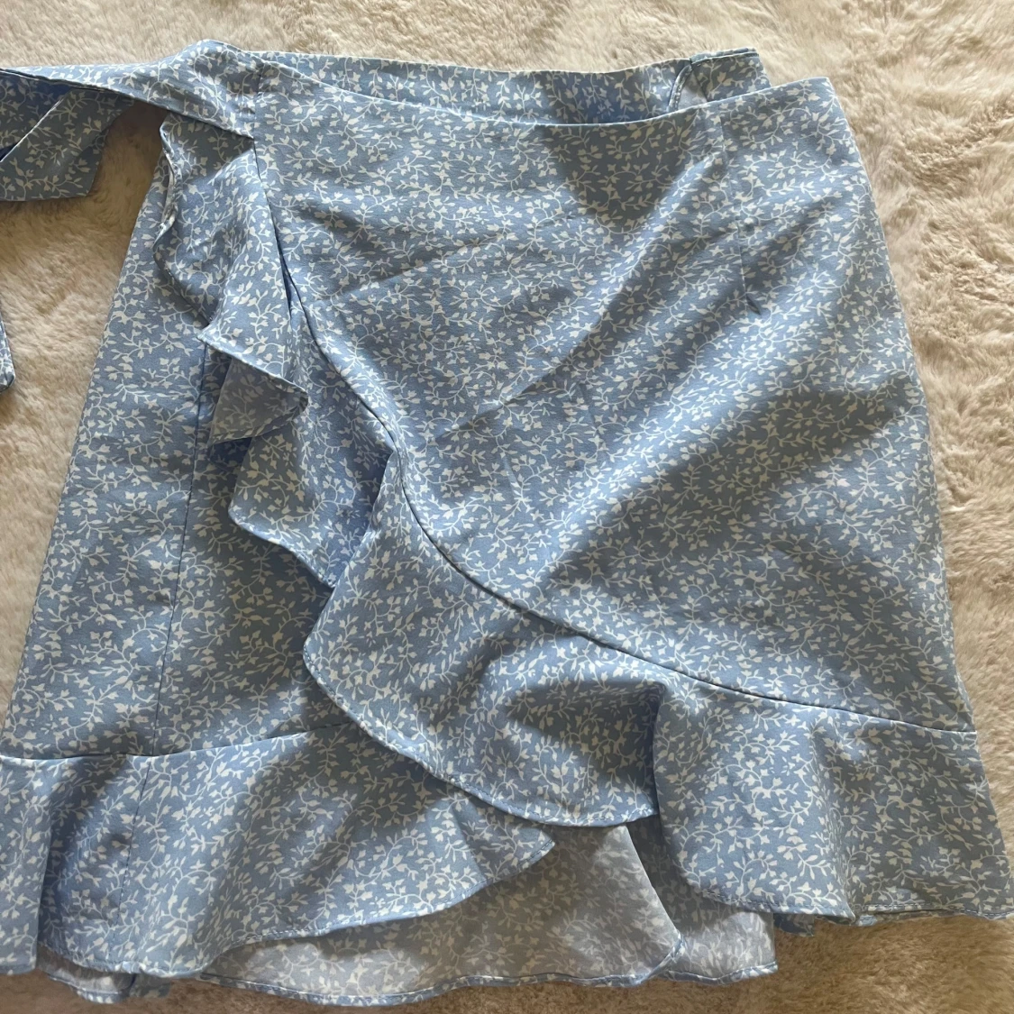 Blå blommig omlottkjol med volang