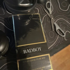 Herrparfym 110ml - Säljer en Bad Boy parfym. Flaskan är formad som en blixt i svart och guld, riktigt snygg och unik design. Doften är maskulin och modern, perfekt för dig som vill sticka ut. Kommer i originalkartong med texten 'It's so good to be bad'. (Ny, oanvänd Bad Boy, utmärkt ersättning.)