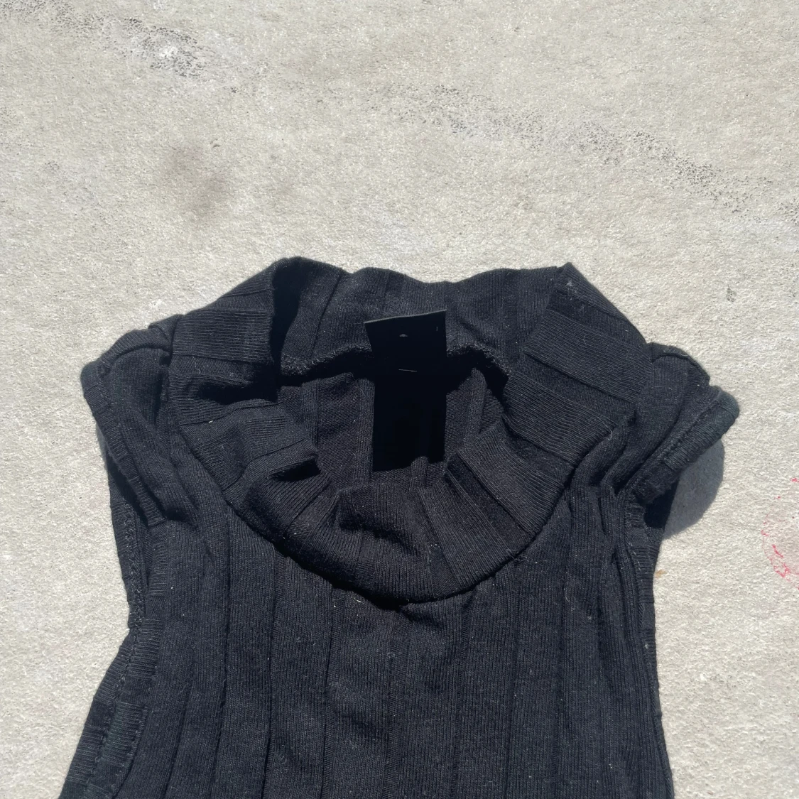 Svart ribbad ärmlös polotopp - 3