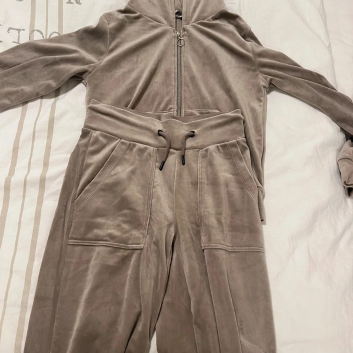 Beige mjukisbyxor i velour och kofta  - 3