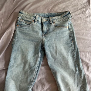 Blåa lågmidjade bootcut jeans - Ett par jättesnygga lågmidjade bootcut jeans. Från H&M i Thailand, därför är storleken liten, det är storlek 36 och jag brukar ha 32/34 och de är lite korta för mig!