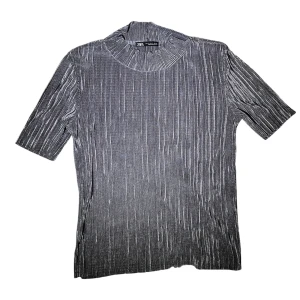 Metalisk texturerad topp från Zara - Snygg metall färgad texturerad topp från Zara med ståkrage och korta ärmar. 🩶