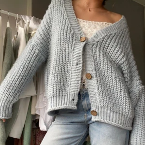 Kofta - Blå virkad kofta. Står ingen storlek men skulle säga att den passar S-L så den är oversized. 