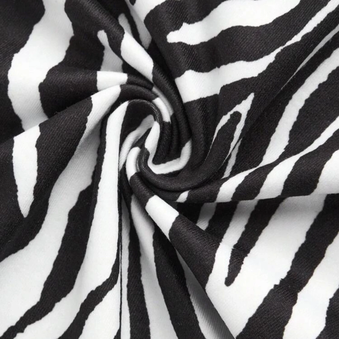 Zebramönstrad linnetopp med twistade axelband - 3