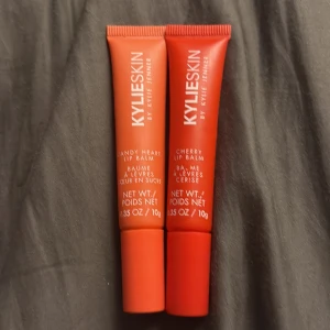 KYLIESKIN Lip Balm duo - Två läppbalsam från KYLIESKIN: Candy Heart Lip Balm i ljus korall och Cherry Lip Balm i röd tub. Båda är veganska och kommer i smidiga tuber på 10g. Perfekta för att ge läpparna fukt och en hint av färg. Snygg design och lätt att ta med i väskan.Båda luktar så himla goda men den röda är min favorit dock för att den luktar som körsbär 🍒.Båda kostar 200kr eftersom det va limited edition men kan köpa styck.