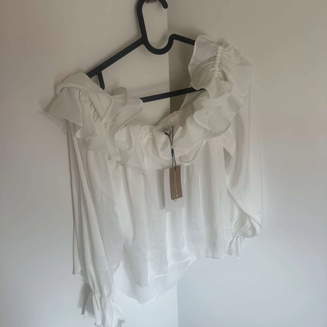 Vit offshoulder blus med volang