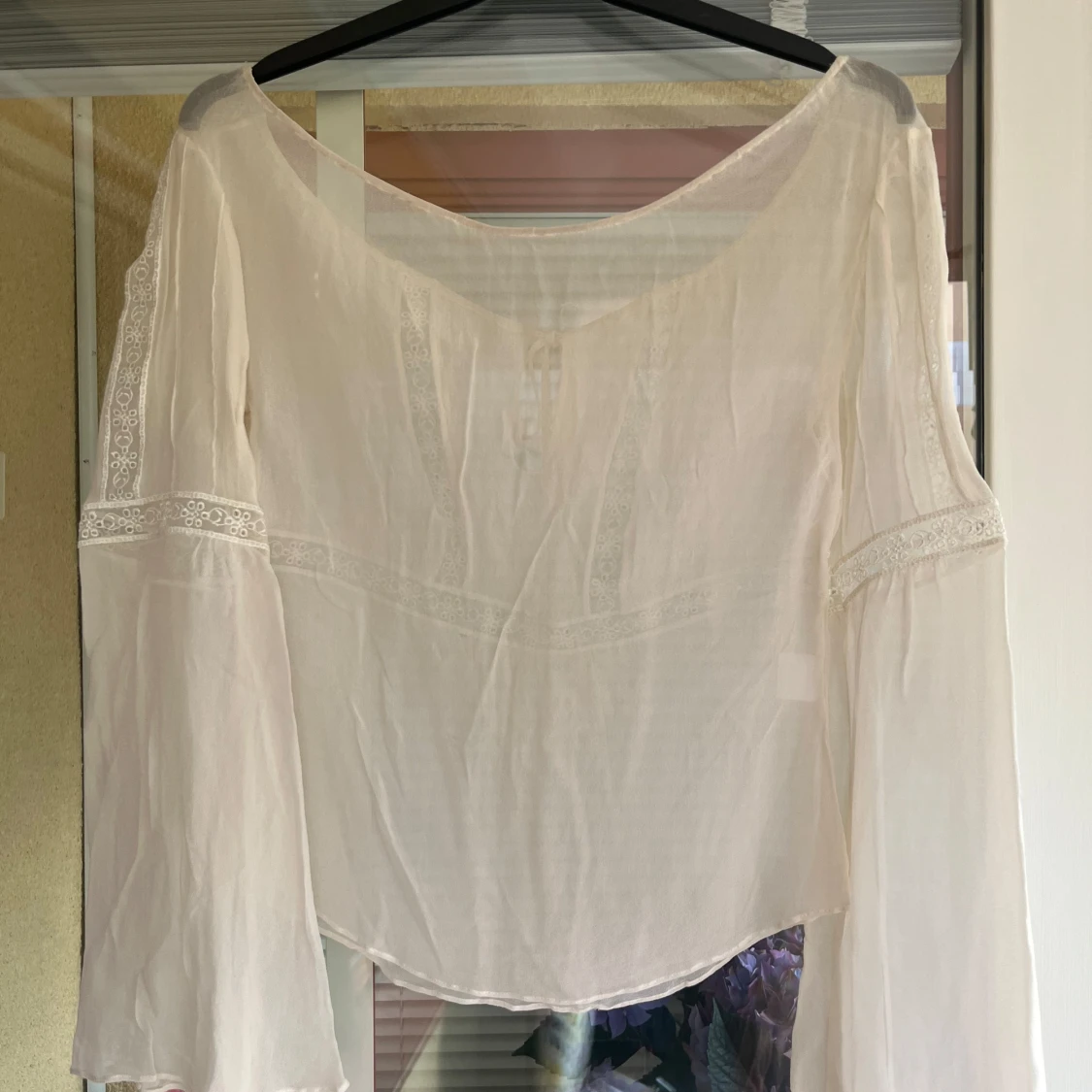 Vit blus med spets och knytband - 2