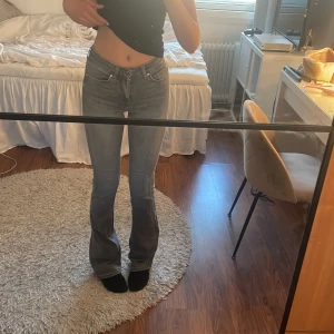 Bootcut jeans från ONLY  - Snygga långa grå bootcut jeans från ONLY i storlek XS och längden 34. Jeansen har hög midja och klassisk femficksdesign. Tillverkade i mjukt jeanstyg med lite stretch för skön passform. Tyvärr har jeansen blivit lite slitna längst ner på båda sidorna även fast de bara använts få tal gånger på grund av att de är för långa för mig.🩶