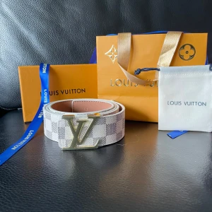 Louis viutton bälte - Säljer en helt ny Louis Viutton bälte. Den ingår box,påse,band och hålgörare. Färgen är vit  och storlek är 120cm. Den är tillverkad i Frankrike.