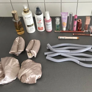 Sminkpaket med mascara, läppglans & mer - Paket med Essence Skin Tint (ljus nyans), Milk Kush Mascara (silverhylsa), Essence Fix It transparent bryngel, Maybelline Lifter Gloss (brunrosa), MAC Intense Colour läppenna (brun), Catrice Nude läppenna (beige), samt Erborian BB Crème (prov). Perfekt för en fräsch och naturlig look. Allt är helt nytt, förutom milk primern som är använd 2 gånger och hair misten som är använd ett par gånger. Totalt värde över 1200kr