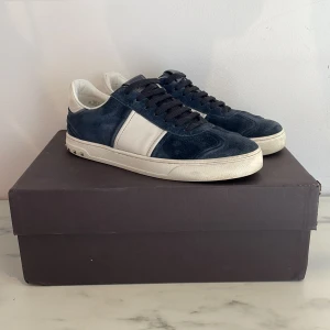 Valentino flycrew navyblue - Snygga flycrew sneakers från Valentino, skick 8/10, två nitar saknas på vänster sko annars fint skick på skorna. Og all.  4000 (nypris: 7500). Kan fraktas via Postnord / Instabox samma dag. Hör av dig vid frågor eller funderingar😊