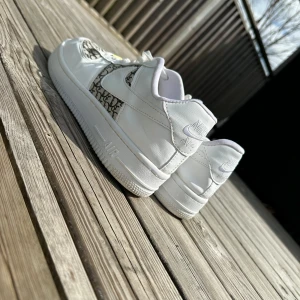 Nike Air Force 1  - Hej säljer ett par Nike , jätte fina och bra skick på dom. Har använd dom max 3-4 gånger.