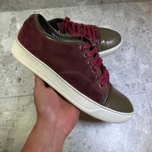 Vinröda Lanvins  - Vinröda Lanvins || Storlek 41 (UK7) || Skorna är i okej skick, mockan är fläckig på vissa ställen samt något creased (se bilder) || Mitt pris 1999kr || Tveka inte på att höra av dig vid frågor eller funderingar 