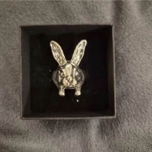 Kanin ring silver  - GRATIS GÅVA MED VARGE ORDER!! Supertrendig stockholmsstil tjejer, ring silver. Vinter ring smycke. Gjord av stål, jag svarar och skickar alltid snabbt!