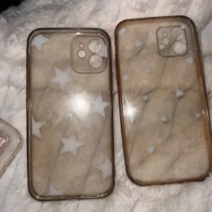 Två mobilskal  - Två ganska slitna mobilskal till iPhone 12❤️ En för 7kr och båda för 10❤️