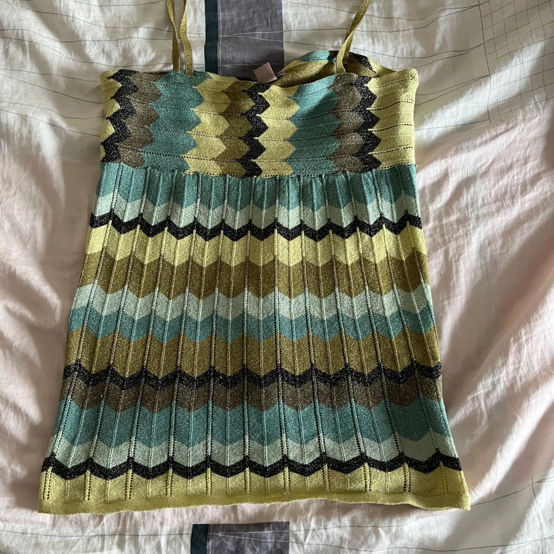 Glittrig zigzag linnetopp i grönt och blått - 2