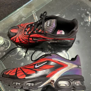 Nike Air Max Tailwind skepta - Nike Air Max Tailwind skepta använda 2 gånger väldigt bra skick säljs för att det inte passade mig det står storlek 45 men är inte som 45 mer som 43 pris 500 kommer inte sänka nån mer