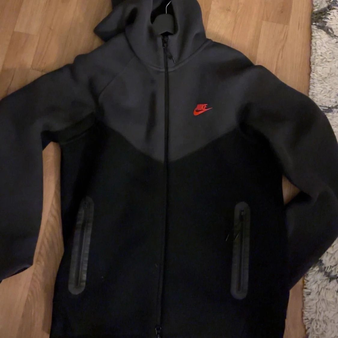 Svart och grå Nike vindjacka med huva