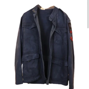 Mörkblå overshirt med fickor - Snygg mörkblå overshirt med fyra stora fickor framtill och coola detaljer på ärmen. Jackan har en rak passform och är perfekt att slänga över en hoodie eller t-shirt. Materialet känns slitstarkt och ger en avslappnad vibe.