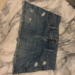 Abercrombie&fitch lågmidjad jeanskjol - Lågmidjad jeanskjol ifrån Abercrombie & fitch i storlek ”0” som motsvara en xs till s, säljer då den inte riktigt passar mig och därav knappast kommit till användning☺️