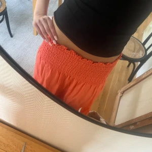 Orange korall långkjol - I mycket bra skick endast använd ett fåtal gånger. I stretchigt material så passar flera storlekar (ca xs-L), fin och somrig färg och modell💕skriv för fler bilder/mått 