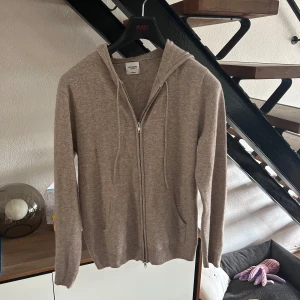 Kashmir zip  - En Kashmir zip hoodie från John Henric i top skick, använd 1-2 gånger. Perfekt till sommarkvällar och liknande. Hör av er vid frågor!