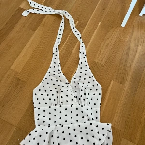 Prickig topp! - jättefin prickig topp, säljer för den inte kommer till användning 🥰