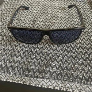 Rayban boyfriends - Rayban boyfriend som är svarta med blått glas. Storlek 60. De har inga som helst defekter. Kvitto finnns inte. Medföljer en rayban zip påse. Priset är inte hugget i sten.