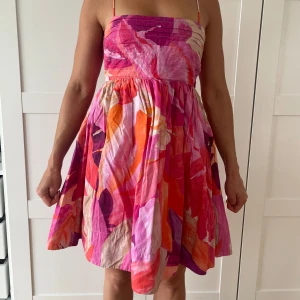 Färgglad sommarklänning från H&M - Superfin kort klänning från H&M i storlek S