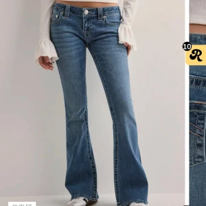 Blå bootcut jeans från True Religion - Fina jeans från True Religion i mycket fint skick! Knappt använda