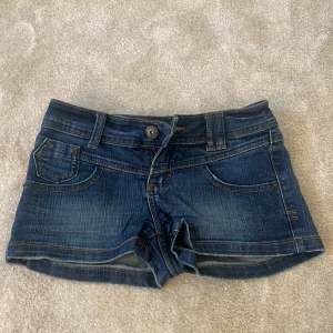 Lågmidjade jeansshorts  - Super snygga lågmidjade jeansshorts från Denim Life!! Knappt använda och super fint skick!! Stl 32. Säljer pågrund av att de är för små för mig tyvärr. 🌷🌷