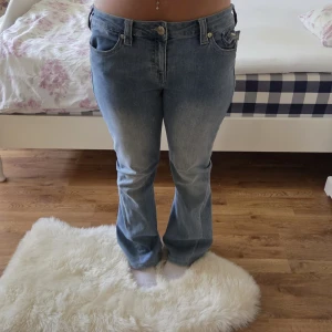 True Religion Joey Low Rise Flare Jeans - Snygga ljusblå jeans från True Religion, dessa jeans är lågmidjade i storlek W32. Uppsydda för någon som är 165-175. Säljer dessa favvojeans då de tyvärr är för stora för mig. Jeansen är endast använda ett fåtal gånger så i väldigt bra skick. Skulle passa perfekt för någon I storlek L-Xl✨️