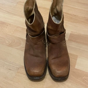 Vintage läder stövlar - Vintage läder stövlar med träklackar från Goldmud. Storlek 37 och 5cm klack. 