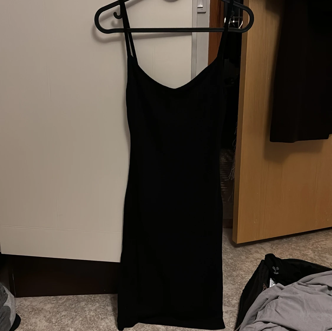 Svart ribbad kort klänning  NA-KD