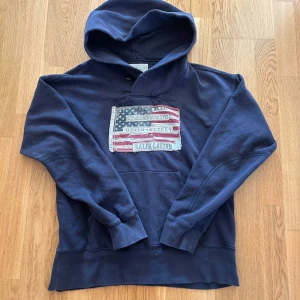 Ralph lauren hoodie - Snygg hoodie från Ralph lauren/denim supply. Har en defekt på fickan men den syns knappt när man har på sig den. 