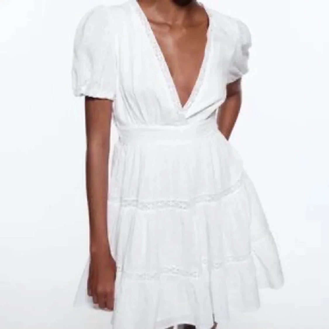 Vit omlottklänning med volang - 1