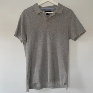 Grå pikétröja Tommy Hilfiger  - Säljer denna grå pikétröja från Tommy Hilfiger. Storlek S i väldigt bra skick. 