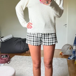 Svartvita rutiga shorts i tweedstil - Säljer helt nya svartvita shorts med rutigt mönster i tweedstil. 