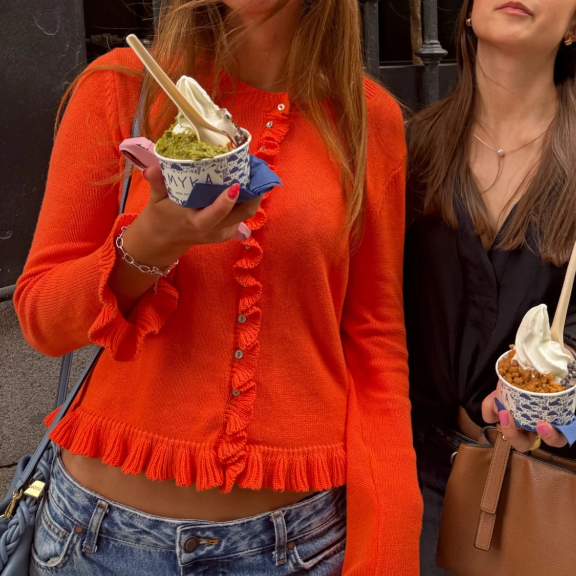 Orange kofta med volangdetaljer