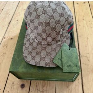 Gucci keps - Beige Gucci keps aldrig använt pris kan diskuteras vid snabb affär. Skriv till mig ifall du har frågor