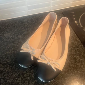 Ballerinaskor - Säljer dessa supersnygga ballerinaskor från new Yorker som aldrig är använda och därför i superbra skick. De är storlek 39 men materialet är stretchigt så de passar även storlek 38. Perfekt nu till sommaren både till vardags och lite festligare tillfällen