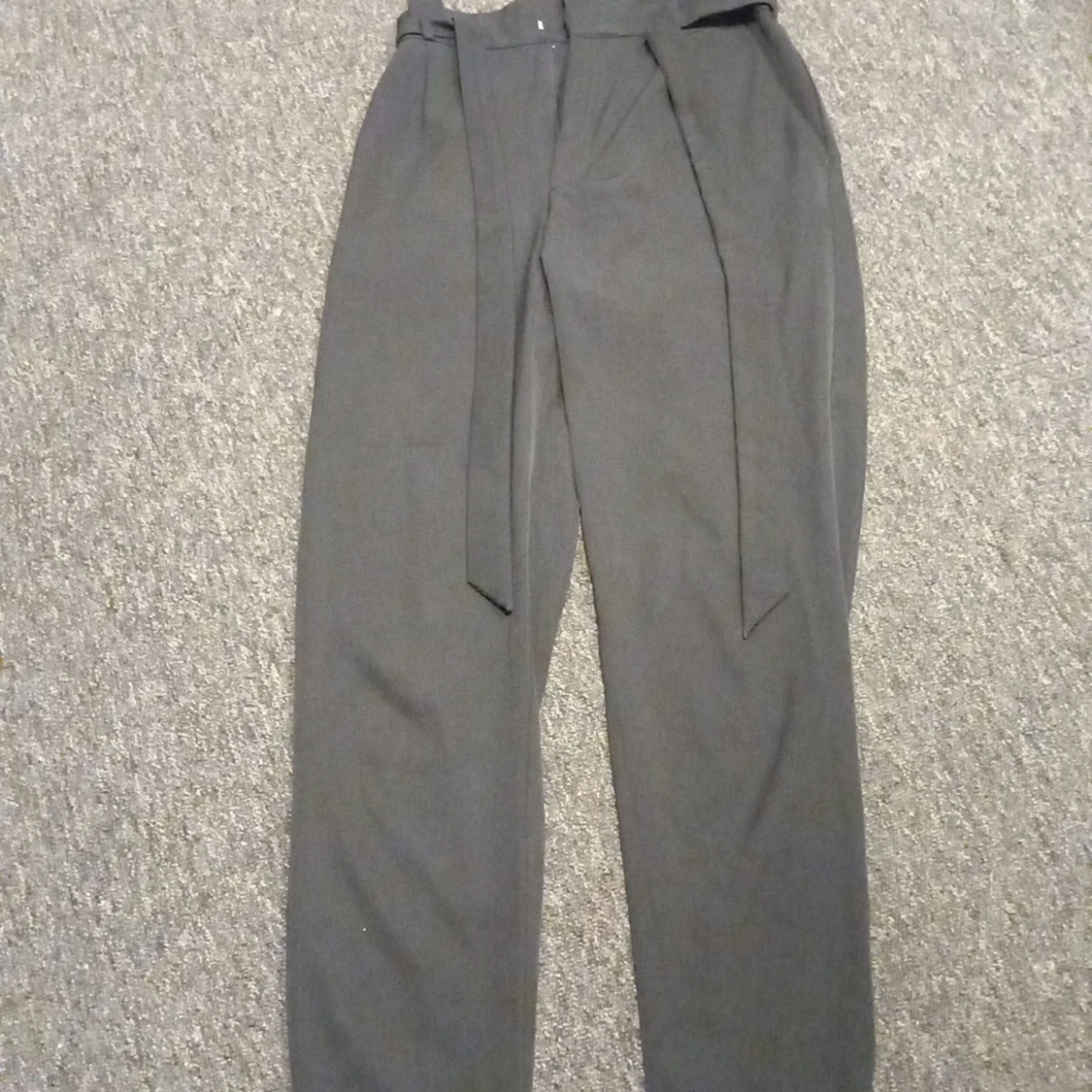 Svarta kostymbyxor Pull&Bear med bälte