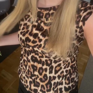 Leopardmönstrad topp från The Black Label - Snygg kortärmad topp med leopardmönster från Lager 157. Toppen har rund halsringning och är i mjukt, stretchigt material som sitter bekvämt. 