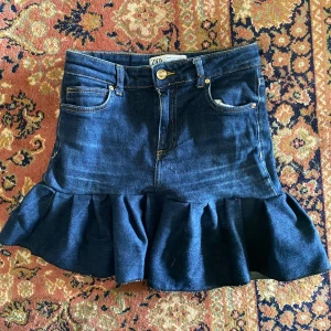 Minikjol med volang  - Supersnygg mörkblå jeanskjol med volang nertill!🌟